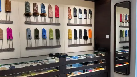 Tervezd meg álmaid bőrkesztyűjét a 1861 Kesztyűmanufaktúra mintaboltjában! 2