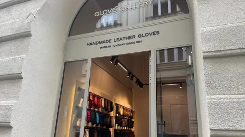Tervezd meg álmaid bőrkesztyűjét a 1861 Kesztyűmanufaktúra mintaboltjában! 3