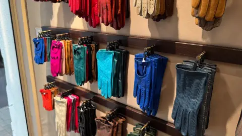 Tervezd meg álmaid bőrkesztyűjét a 1861 Kesztyűmanufaktúra mintaboltjában! 4