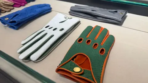 Tervezd meg álmaid bőrkesztyűjét a 1861 Kesztyűmanufaktúra mintaboltjában! 6