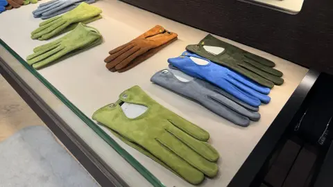 Tervezd meg álmaid bőrkesztyűjét a 1861 Kesztyűmanufaktúra mintaboltjában! 7