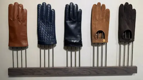 Tervezd meg álmaid bőrkesztyűjét a 1861 Kesztyűmanufaktúra mintaboltjában! 8