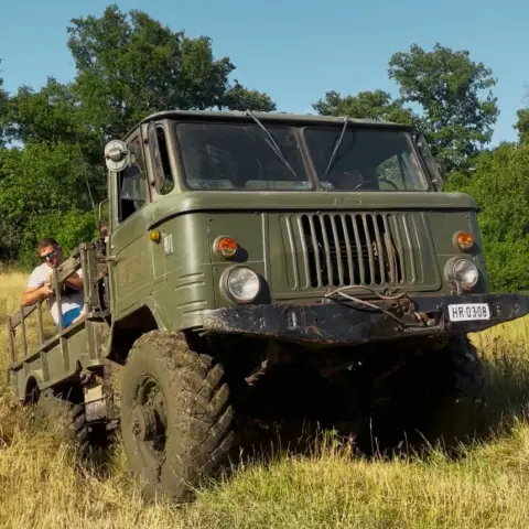 Erdei túra egy valódi katonai csapatszállítóval – Balatonakaliról indulva