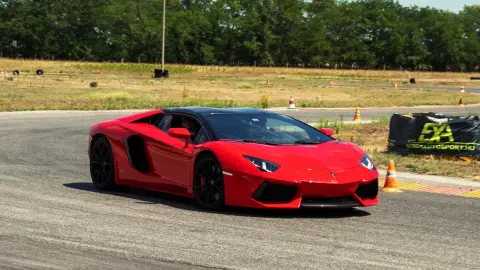 Lamborghini Aventador élményvezetés a Kakucs Ring versenypályán 10