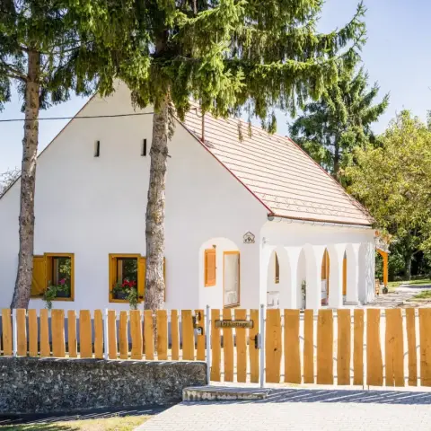 Rusztikus és modern szállás Cseszneken: D9 Cottage a Bakonyban – Ahol öröm felébredni!