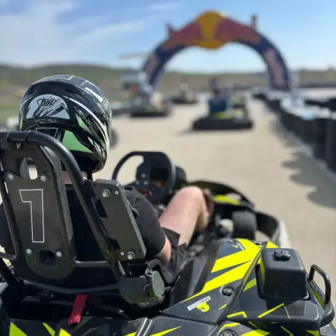 Gokartozás a Hungaroring gokartpályáján/ 3 futamos menetre