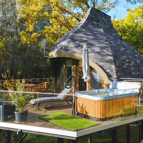 Pihenés jakuzzis lombházban a Kormorán kikötőben Tiszafüreden