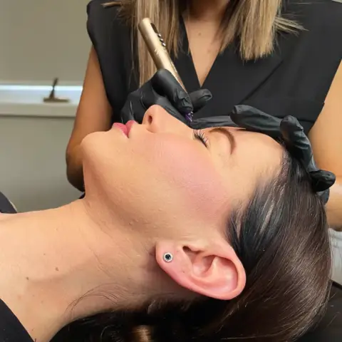 Páros szemöldöktetoválás – Barátnős szépülés Nyíregyházán!