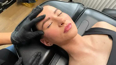 Páros szemöldöktetoválás – Barátnős szépülés Nyíregyházán! 1