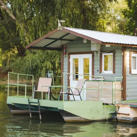 Vízikunyhós kikapcsolódás a Tisza-tavi nádasban a Kormorán kikötőben Tiszafüreden