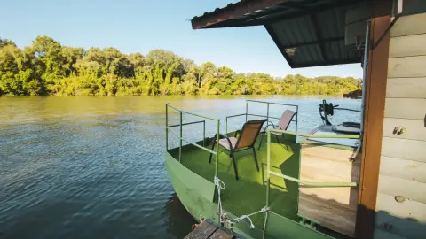 Vízikunyhós kikapcsolódás a Tisza-tavi nádasban a Kormorán kikötőben Tiszafüreden 1