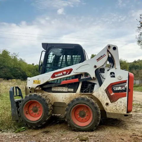 A kompakt rakodók királya: Bobcat S510 élményvezetés a MultiShoot City Élményparkban