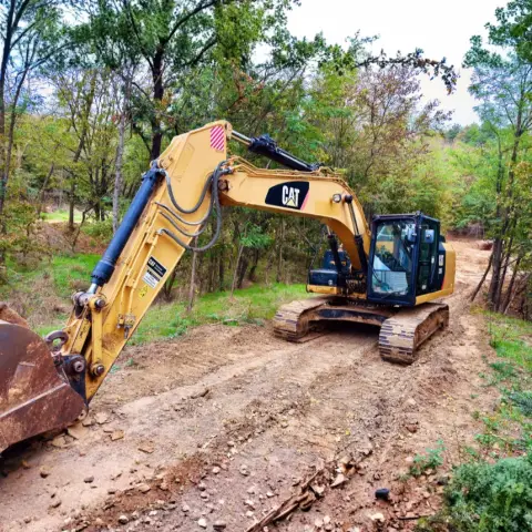 A nagyágyú a munkagépek világában: CAT 320E élményvezetés a MultiShoot City Élményparkban