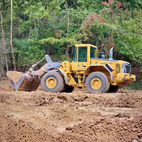 A rakodás mestere: Volvo L120E élményvezetés a MultiShoot City Élményparkban