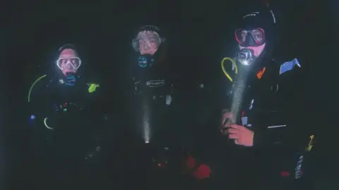 Éjszaka a Mélyben: Apa-Fia melegvízű Búvárkaland Tatán, a Fényes-forrásban 5