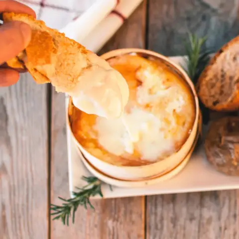 Mont d’Or Sajtfondue – Páros brunch a C’est La Vie Caféban, Pátyon