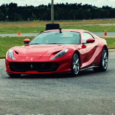 Ferrari 812 közúti élményvezetés Budapesten