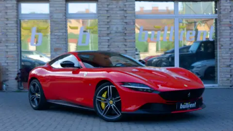 612 Lóerős gyönyörűséges Ferrari ROMA bérlése 1