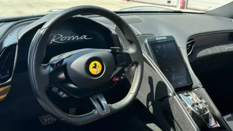 612 Lóerős gyönyörűséges Ferrari ROMA bérlése 3