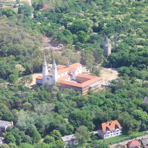 Kastélylátogatás & Sétarepülés Gödöllő és a Galamenti kastélyok felett (transzferrel)