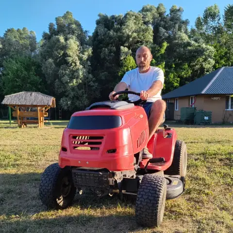Fűnyíró traktor vezetés a Kövér Ranch-on, Nagytarcsán
