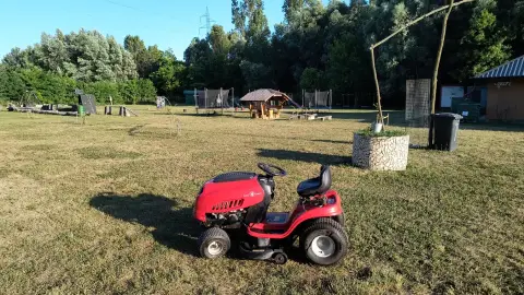 Fűnyíró traktor vezetés a Kövér Ranch-on, Nagytarcsán 1