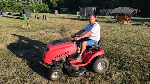 Fűnyíró traktor vezetés a Kövér Ranch-on, Nagytarcsán 3