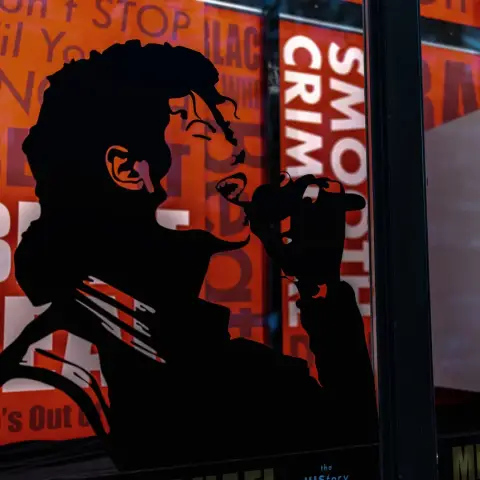 Michael Jackson kiállítás: A Pop Király öröksége Budapesten! (Családi belépő)