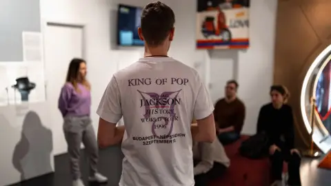 Michael Jackson kiállítás: A Pop Király öröksége Budapesten! (Családi belépő) 5