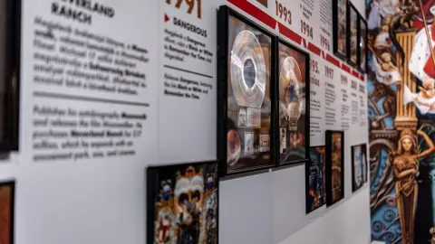 Michael Jackson kiállítás: A Pop Király öröksége Budapesten! (Családi belépő) 21