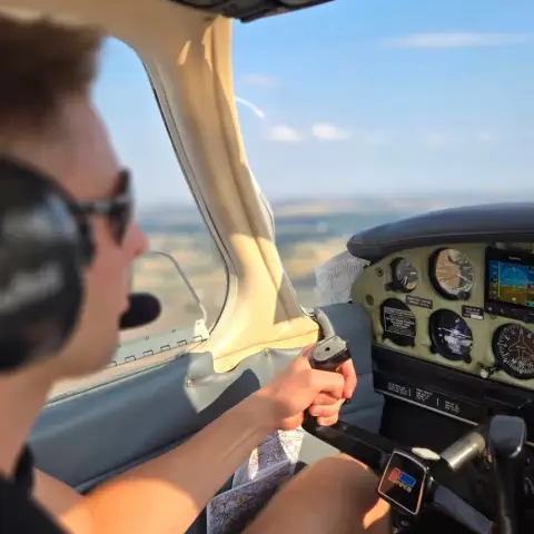 Vedd át az irányítást! – Repülőgép élményvezetés a Gödöllői repülőtérről indulva