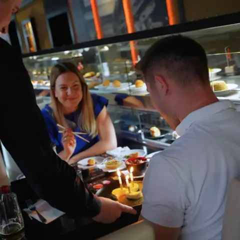 Ázsiai ízkavalkád kettesben a Wasabi Running Sushi & Wok étteremben (MOM Park)