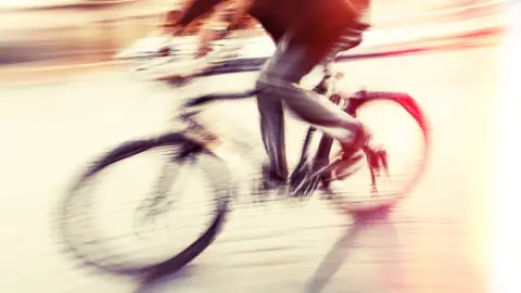 Őrült iramban /World of Adventures szabadtéri játék bringával 3