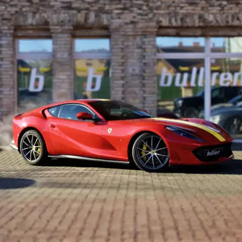 Ferrari 812 Superfast – Autóbérlés exkluzív pillanatokhoz!