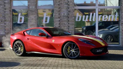 Ferrari 812 Superfast – Autóbérlés exkluzív pillanatokhoz! 4