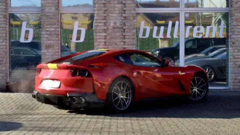 Ferrari 812 Superfast – Autóbérlés exkluzív pillanatokhoz! 1