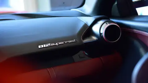 Ferrari 812 Superfast – Autóbérlés exkluzív pillanatokhoz! 2