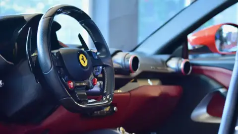 Ferrari 812 Superfast – Autóbérlés exkluzív pillanatokhoz! 5