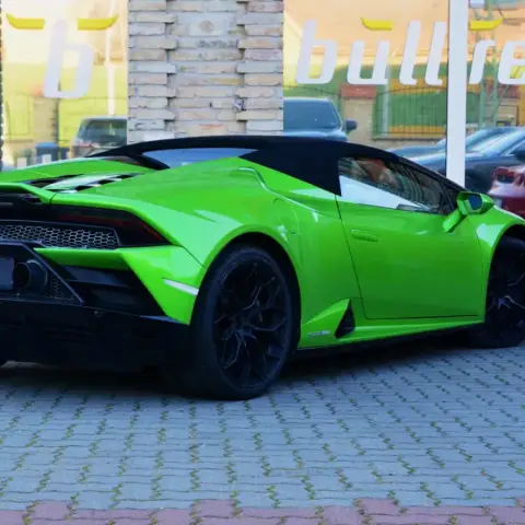 Lamborghini Huracán EVO SPYDER – Autóbérlés exkluzív pillanatokhoz!