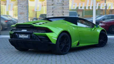 Lamborghini Huracán EVO SPYDER – Autóbérlés exkluzív pillanatokhoz! 3