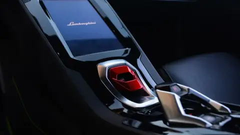 Lamborghini Huracán EVO SPYDER – Autóbérlés exkluzív pillanatokhoz! 1