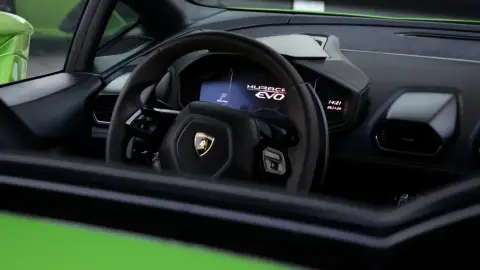 Lamborghini Huracán EVO SPYDER – Autóbérlés exkluzív pillanatokhoz! 4
