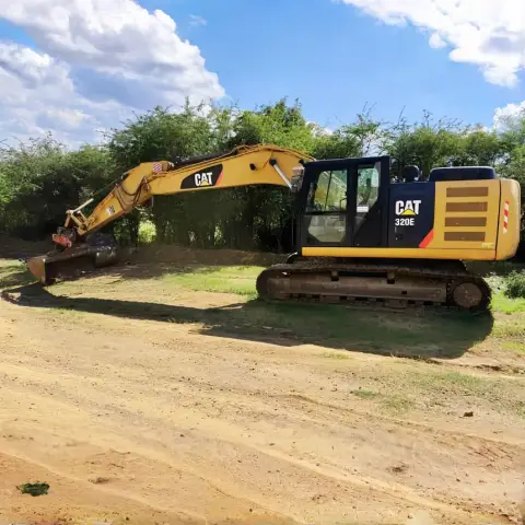 CAT 320E L lánctalpas kotrógép élményvezetés a MultiShoot City Élményparkban
