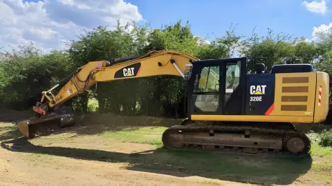 CAT 320E L lánctalpas kotrógép élményvezetés a MultiShoot City Élményparkban 1