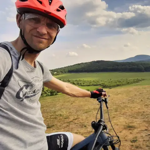 Tekerj Apával a Budai-hegyekben! – Vezetett E-bike túra választható útvonallal