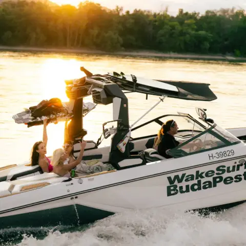 Lánykérés a Dunán! – Romantikus hajótúra a Super Air Nautique G23 fedélzetén