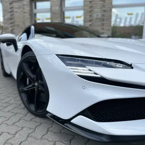 Ferrari SF90 Stradale – Autóbérlés exkluzív pillanatokhoz!