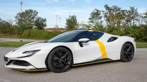 1000 lóerős Ferrari SF90-nel élményautózás utasként a Kakucs Ringen 1