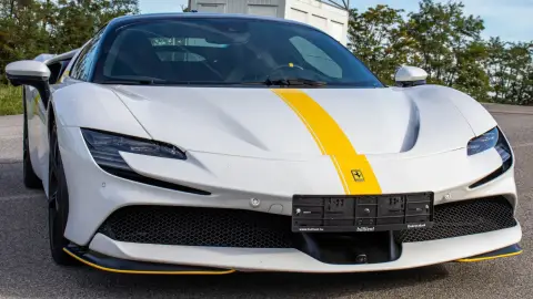 1000 lóerős Ferrari SF90-nel élményautózás utasként a Kakucs Ringen 3