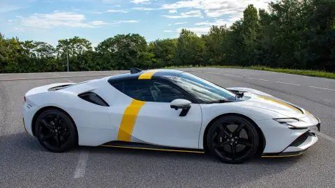 1000 lóerős Ferrari SF90-nel élményautózás utasként a Kakucs Ringen 25